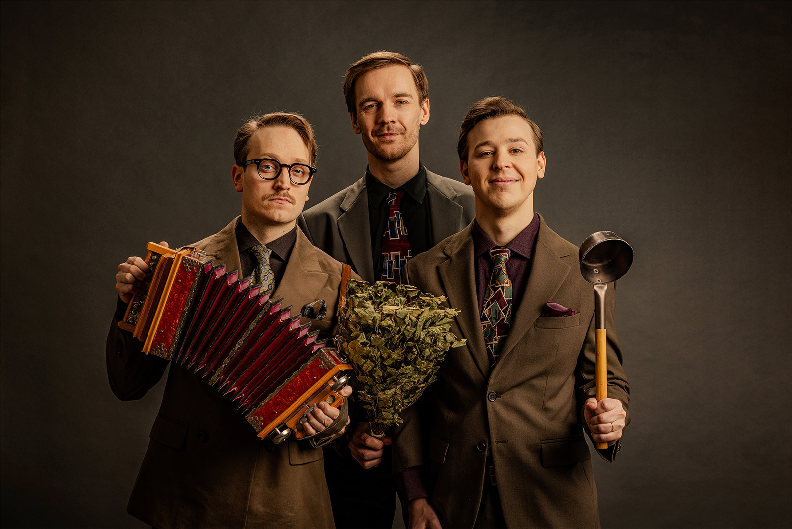 KAJ med basturedskap och dragspel. Pressbild använd i artikel om "Bara bada bastu" KAJ.